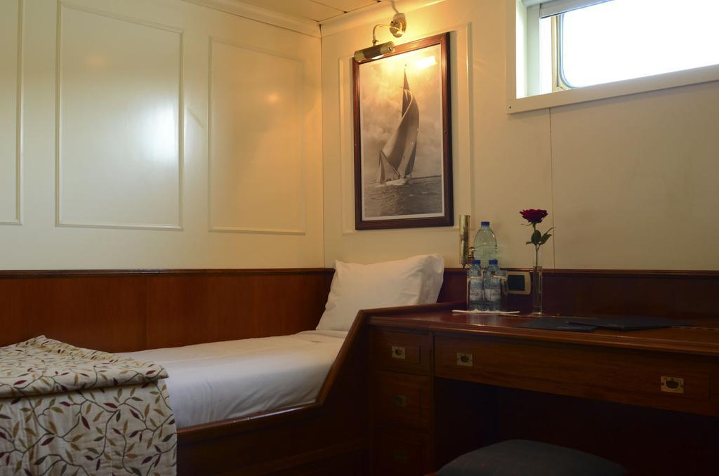Invicta Ribeira Boat Hotel Porto Bagian luar foto