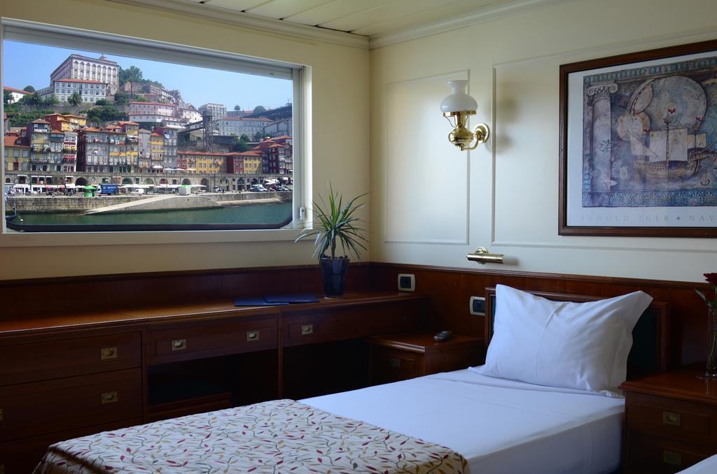 Invicta Ribeira Boat Hotel Porto Bagian luar foto