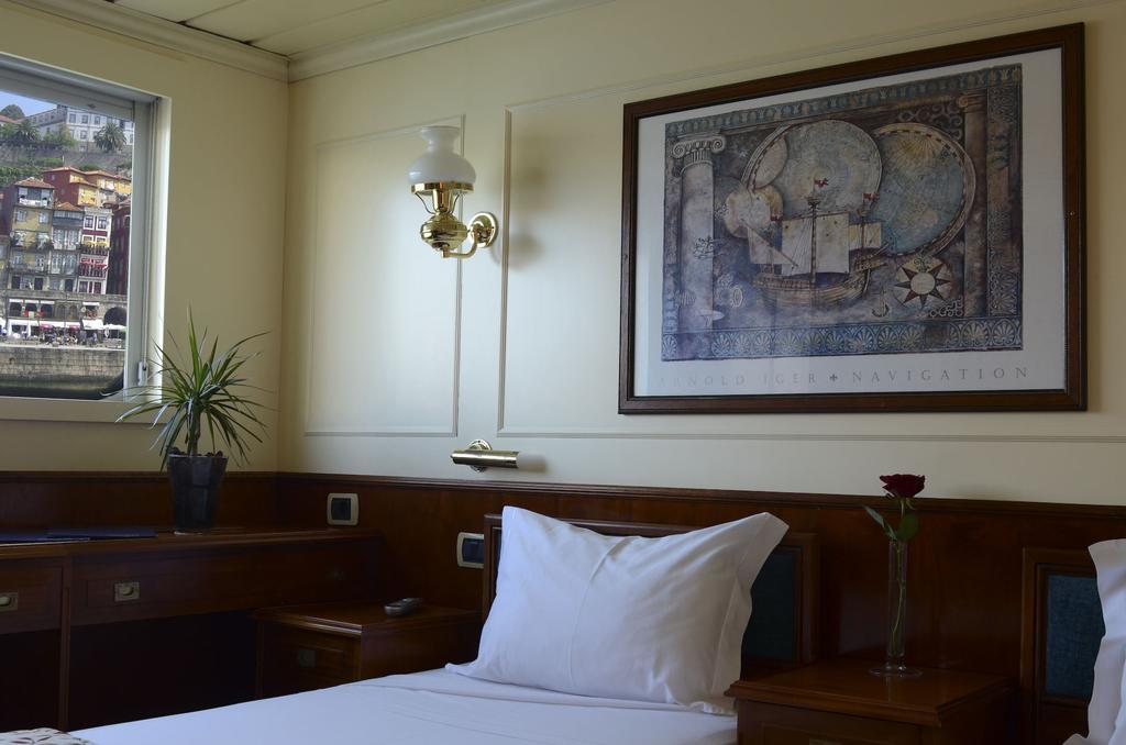 Invicta Ribeira Boat Hotel Porto Bagian luar foto