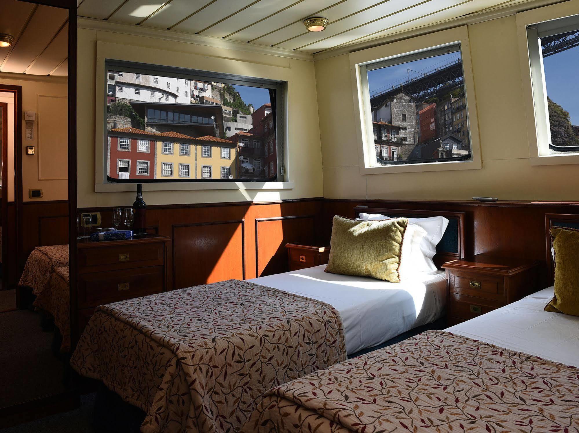 Invicta Ribeira Boat Hotel Porto Bagian luar foto