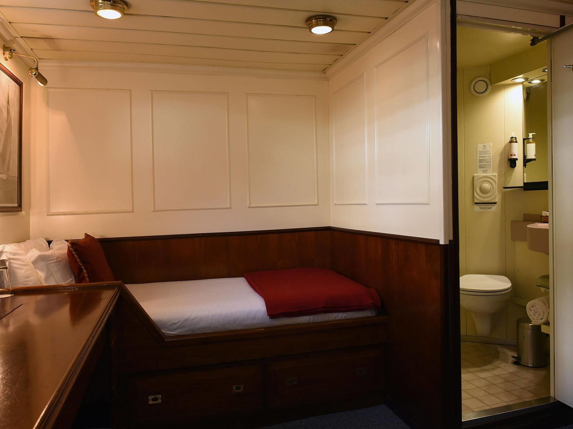 Invicta Ribeira Boat Hotel Porto Bagian luar foto